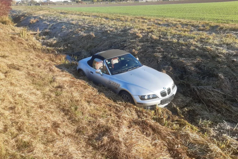 Engelhartstetten NÖ – Auto landet im Kanal