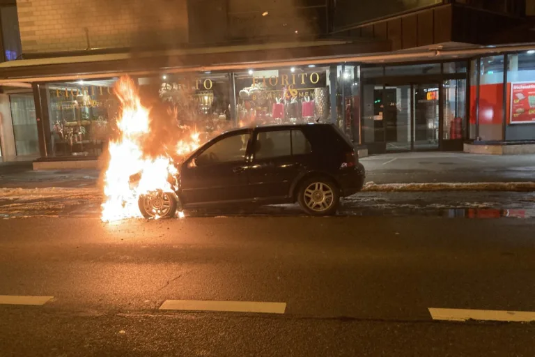 Siebnen SZ - VW Golf geht in Flammen auf