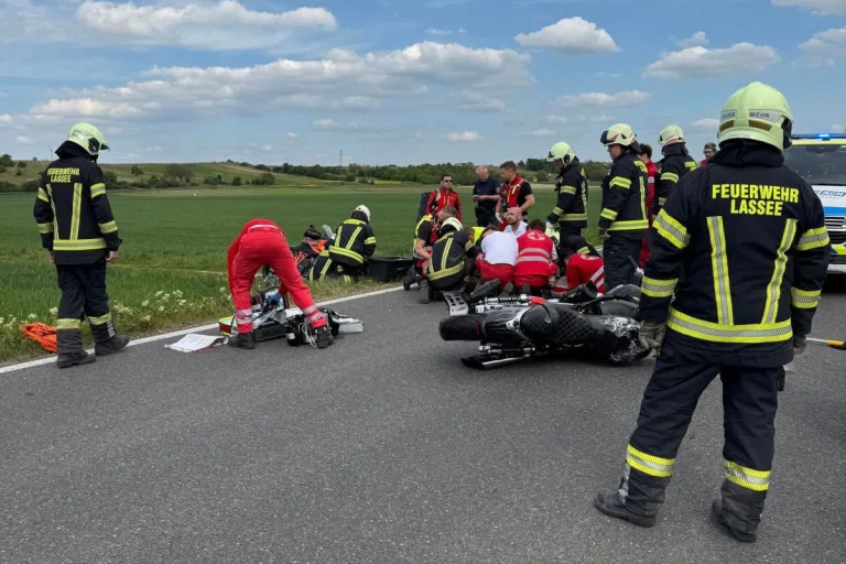 Lassee – Schwerer Unfall zwischen Pkw und Motorrädern