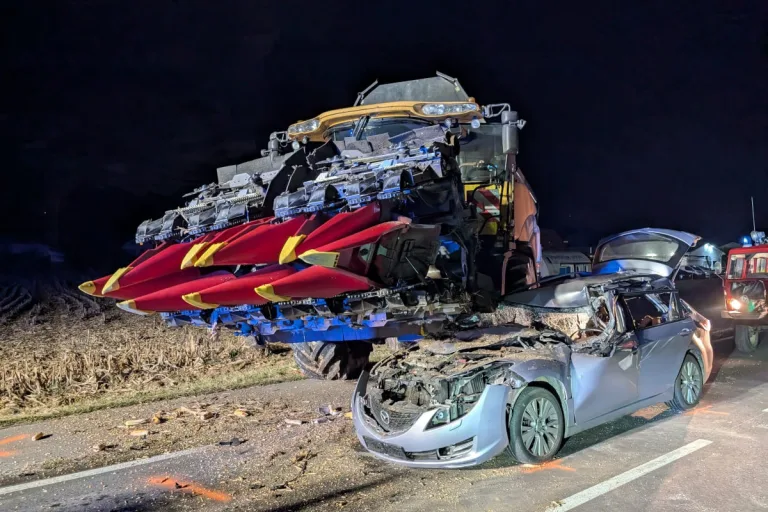Berndorf ST – Schwerer Unfall zwischen Pkw und Mähdrescher