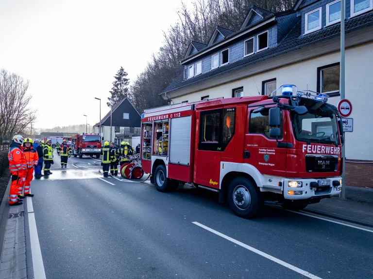 Finnentrop: Feuerwehr rettet Person bei Wohnungsbrand