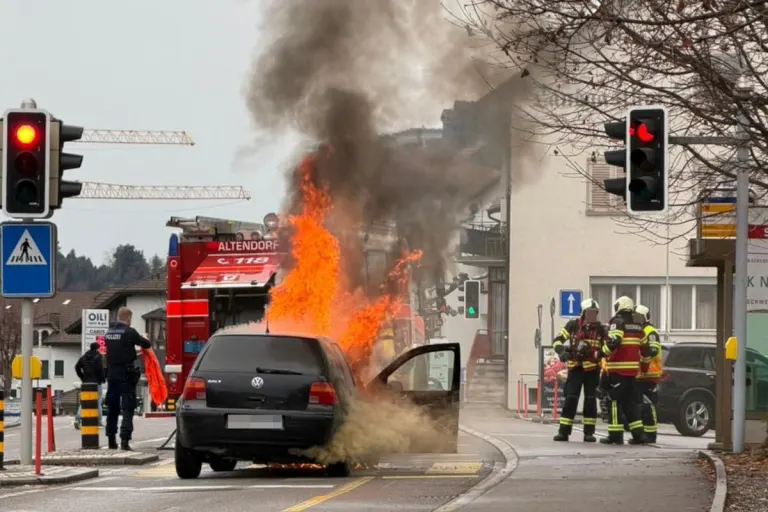 Altendorf SZ – Fahrzeug in Brand nach Strolchenfahrt