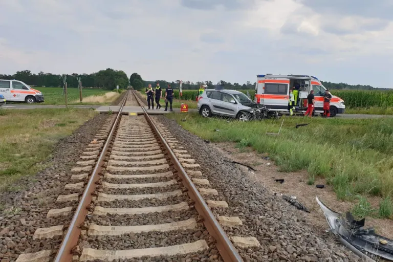 Lüneburg – Seniorin fährt mit Pkw in fahrenden Personenzug