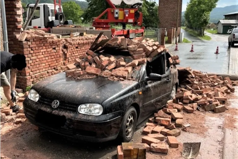 Tastungen TH - Auto von einstürzender Mauer begraben 