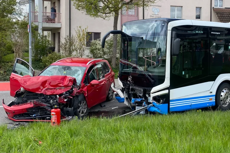 Schwerer Verkehrsunfall in Eschlikon TG - Autofahrer Kollidiert frontal mit Linienbus