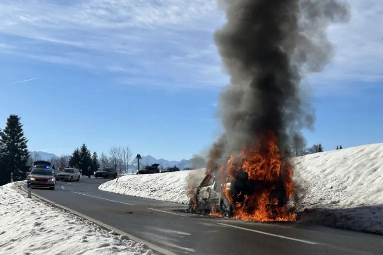 Goldingen SG - Auto verliert Leistung und fängt Feuer