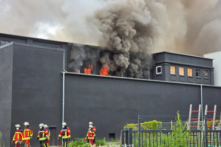 Neumünster – 300 Feuerwehrleute bei Großbrand in Lagerhallen