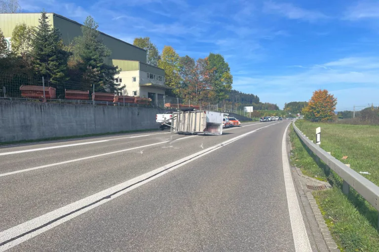 Bazenheid SG – Anhänger während der Fahrt auf H16 umgekippt