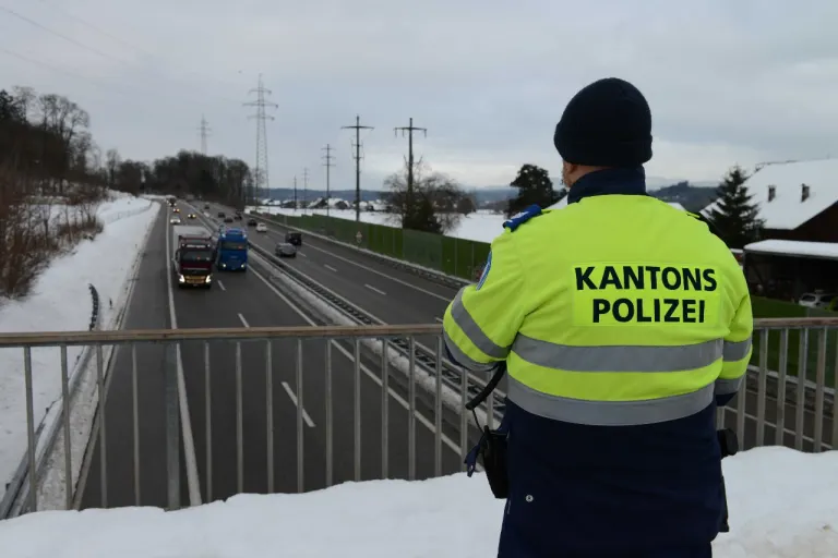 Kanton Aargau – Aktion gegen Eisschollen auf Fahrzeugdächern
