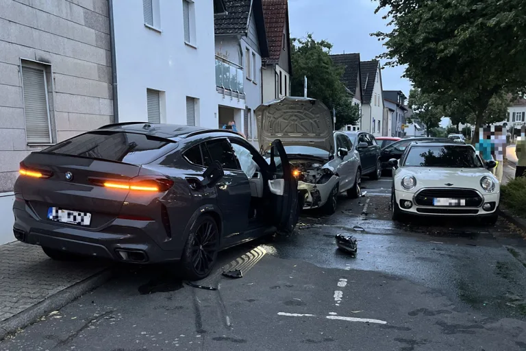 Schöneck HE – BMW-Fahrer beschädigt bei Unfall vier Fahrzeuge und wird verletzt