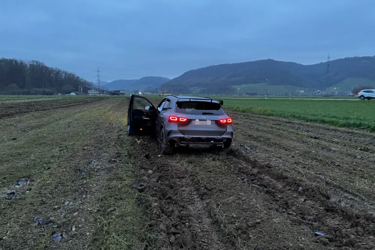 Villigen AG - Kontrolle über Mercedes verloren und Unfall gebaut