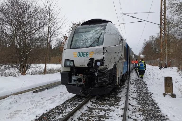 Altheide – Zugsentgleisung infolge Kollision – Bahnübergang gesperrt