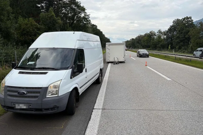 Unfall auf A13 bei Sevelen SG – Anhänger löst sich von Lieferwagen