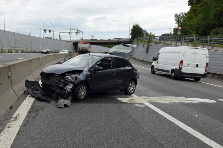 Stadt Luzern/A2 - Unfall zwischen einem Lastwagen und einem Auto