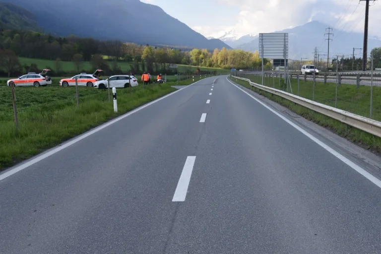 Junger Motorradlenker nach Unfall in Trimmis leicht verletzt