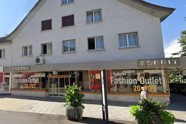 Vaduz FL – Unbekannter stiehlt Daunenjacken