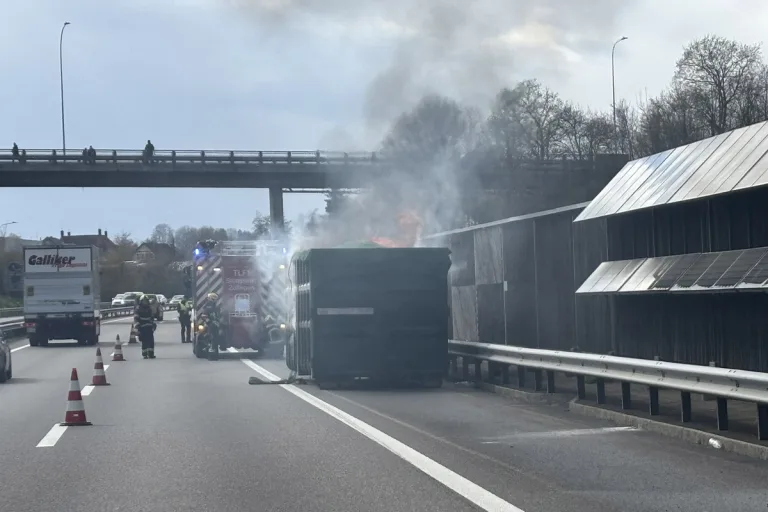 A1 bei Oftringen AG – Lastwagenmulde gerät in Brand