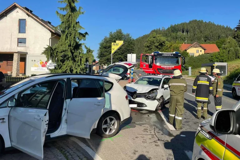 Liebenfels - Mutter und drei Kinder nach Frontalcrash im Krankenhaus