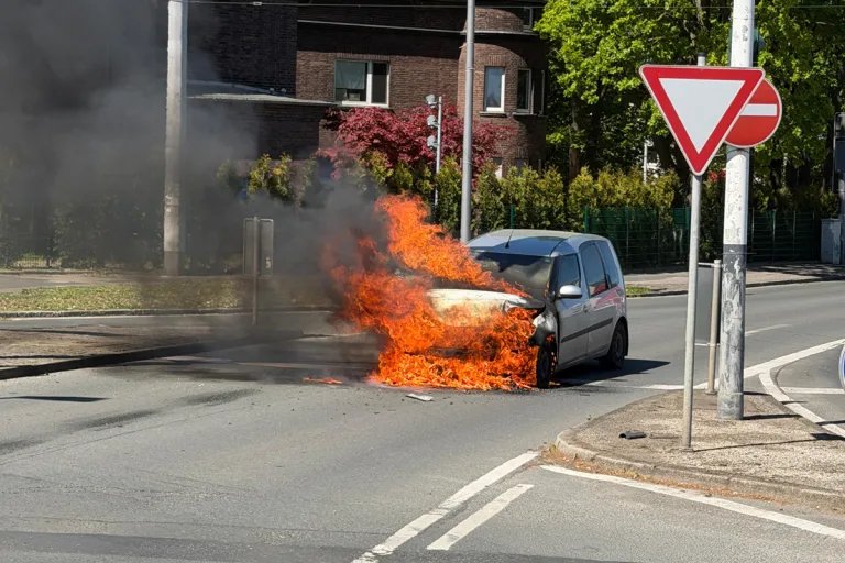 Bochum – Pkw mit Gasantrieb brennt nach Unfall