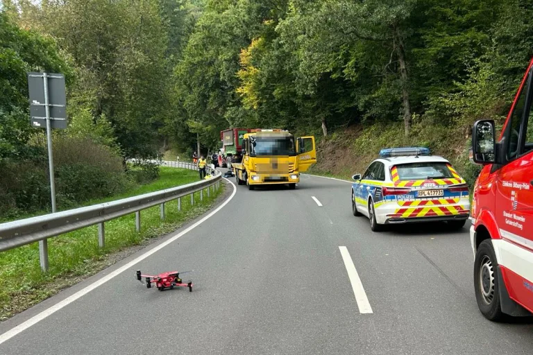 Waxweiler RP – Motorradfahrer kollidiert mit Traktor-Gespann und stirbt