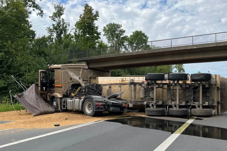 Weilerswist NW – Lkw mit Sandladung kippt bei Alleinunfall um