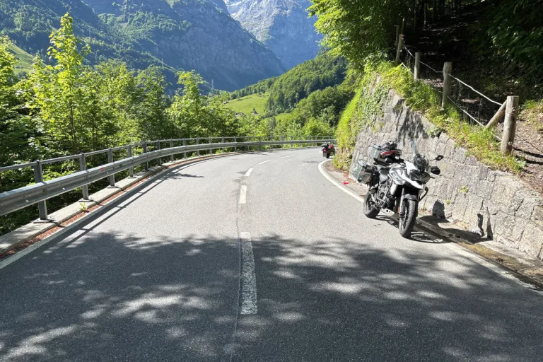 Linthal GL – Unfall zwischen zwei Motorradfahrern auf der Klausenstrasse