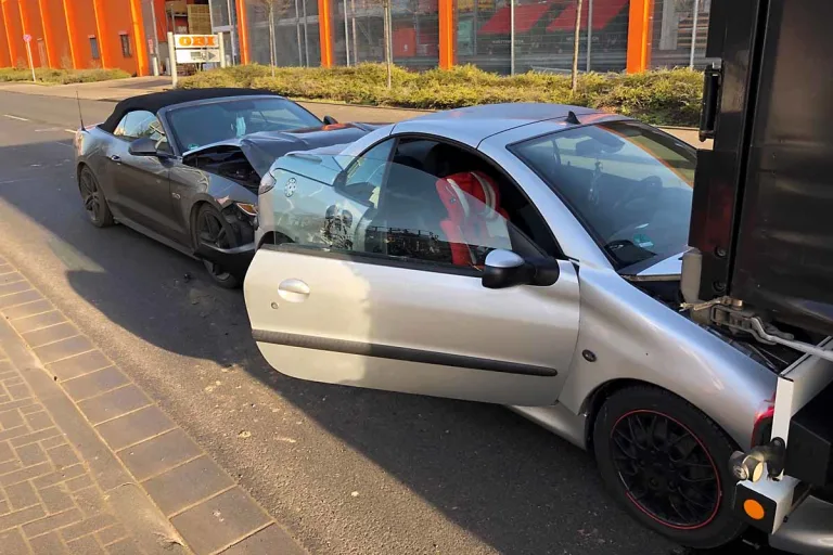 Worms – Mit Mustang heftige Kollision verursacht