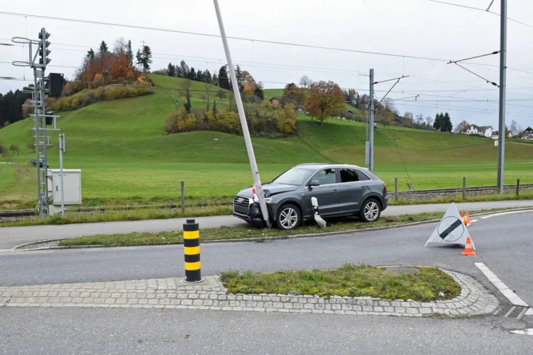 Gettnau LU – Alkoholisierter Audifahrer prallt in Kandelaber