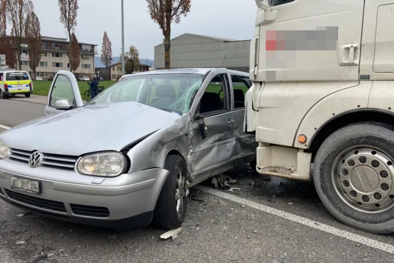 Lenzburg AG - Kollision zwischen Golf und Lastwagen verläuft glimpflich
