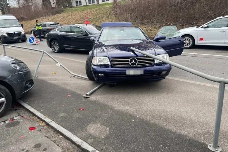 Dättwil AG - Rentnerin durchbricht mit dem Auto Geländer 