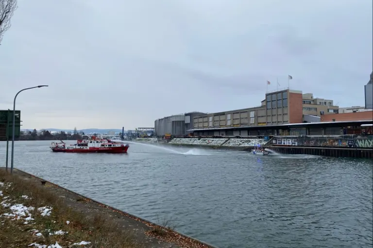 Birsfelden BL - Ausgelaufenes Heizöl auf dem Rhein beschäftigt Einsatzkräfte