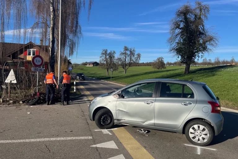 Muolen SG - Motorradfahrer wird nach Unfall ins Spital geflogen