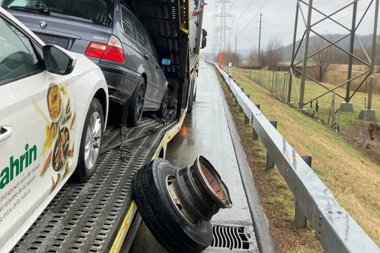 Bilten GL – Sattelmotorfahrzeug verliert Rad während Fahrt 