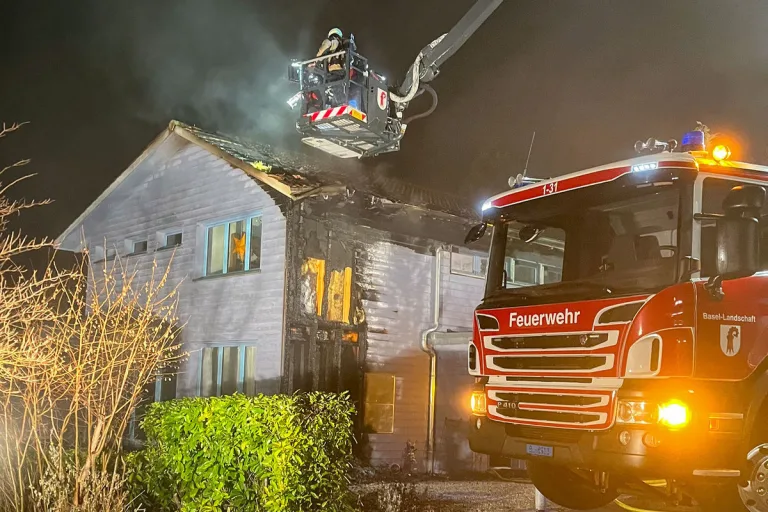 Liesberg BL – Feuer an Holzfassade eines Einfamilienhauses
