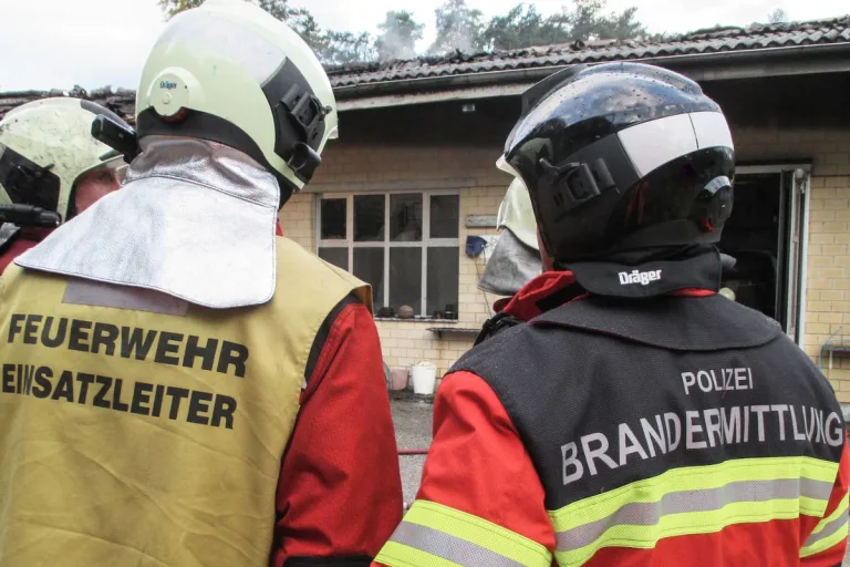 Stadt Luzern – Adventskerzen verursachen Brand auf Balkon – Hausbewohner evakuiert