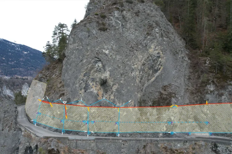 Ruinaulta GR – Strassensperrungen wegen Installation von Steinschlagschutznetzen