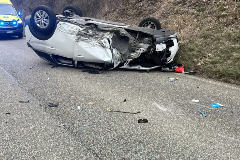 Liesberg BL - Heftige Kollision zwischen zwei Personenwagen – Strasse gesperrt