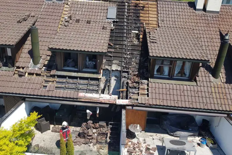 Hausen am Albis ZH - Erheblicher Sachschaden bei Balkonbrand