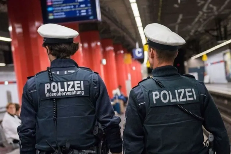 München - Rollstuhlfahrer ins Gleis gestürzt