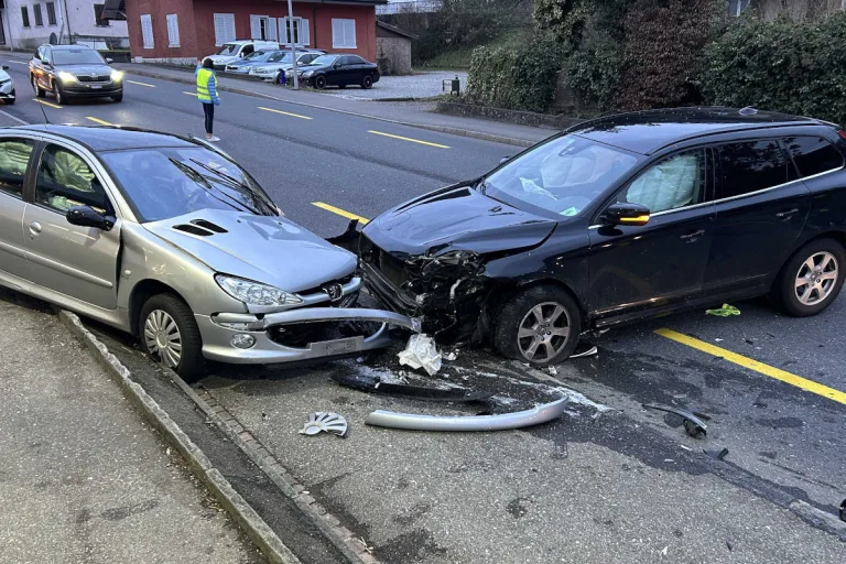 Holderbank AG – Alkoholisierter Automobilist bei Frontalkollision verletzt
