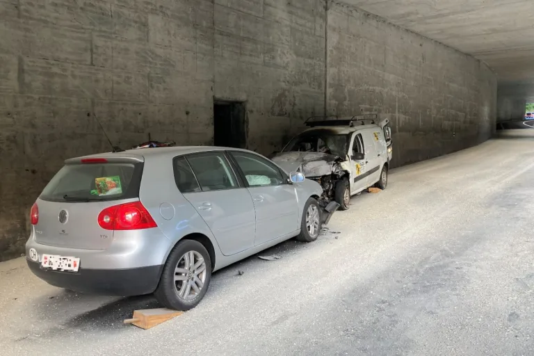 Engi GL - Brand nach Frontalkollision 
