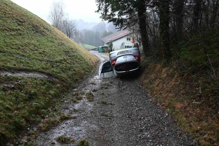 Berneck SG - Von der Strasse abgekommen - Auf dem Dach gelandet 