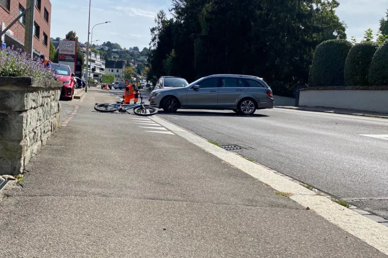 Erlenbach ZH – Schwer verletzte Velofahrerin bei Unfall