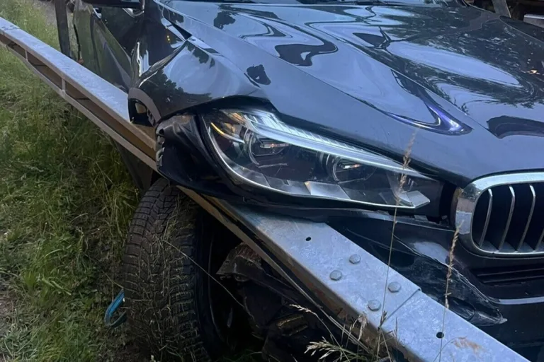 Winterthur ZH - Auto verkeilt sich bei Unfall mit Leitplanke