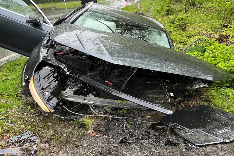 Bielefeld - Audi-Fahrer verliert nach Überholmanöver Kontrolle über sein Auto