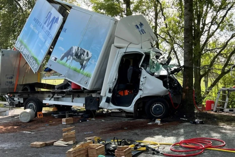 Wilhelmshaven - Fahrzeugführer bei Unfall im Transporter eingeklemmt
