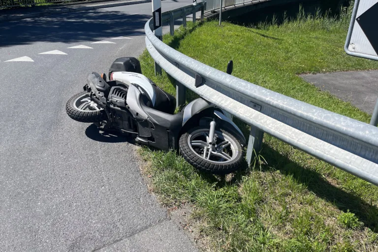 Oberriet SG – Fahrunfähiger Rollerfahrer bei Unfall verletzt