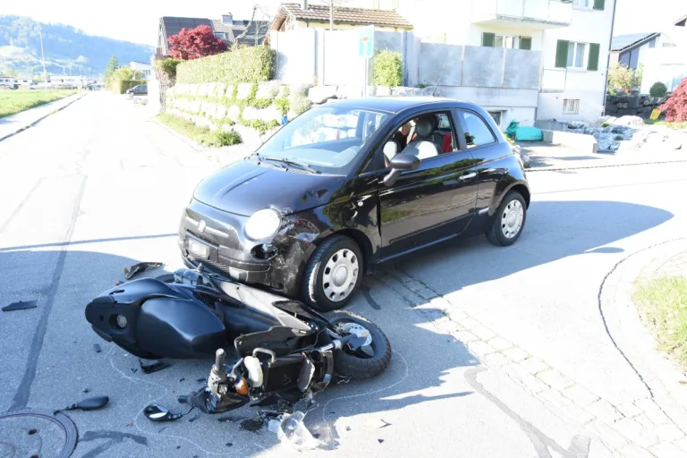 Heerbrugg SG - 18-jährige Fiat 500 Lenkerin übersieht junge Rollerlenkerin