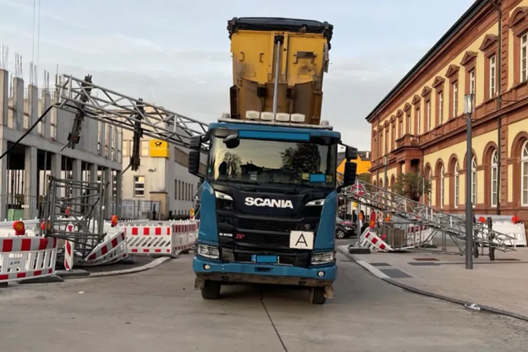 Neustadt an der Weinstraße RP – Lkw reißt Baustellenbrücke um