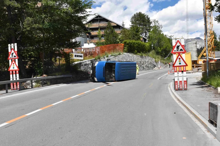 Laax GR – Lieferwagen kollidiert mit Böschung und kippt um